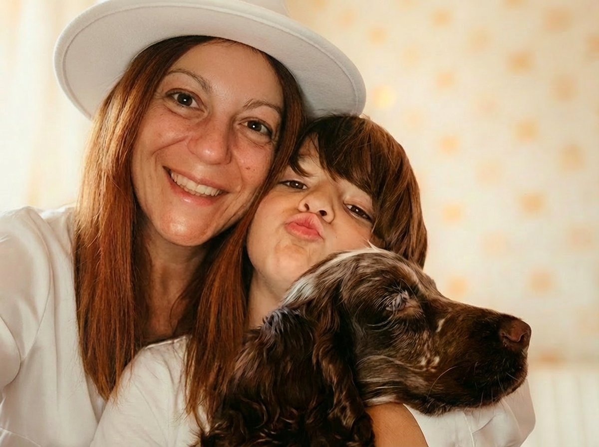 Una madre, un bambino e un Cocker insieme